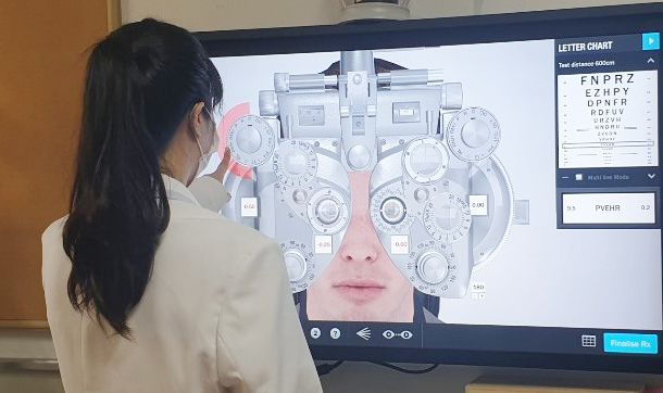 동신대 안경광학과가 굴절검사와 시기능검사 전공실습 수업에 국내 최초로 온라인 가상 시뮬레이터 시스템을 도입했다.