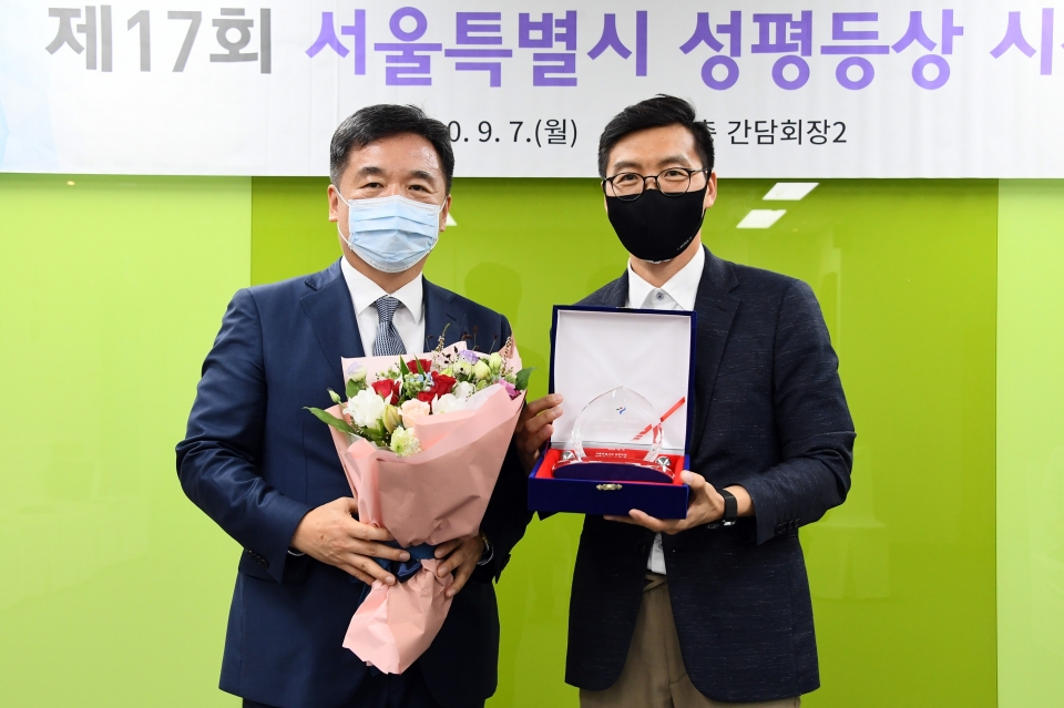 [사진] 오른쪽부터 김상우 창동인터넷중독예방상담센터장, 서정협 서울시장 권한대행