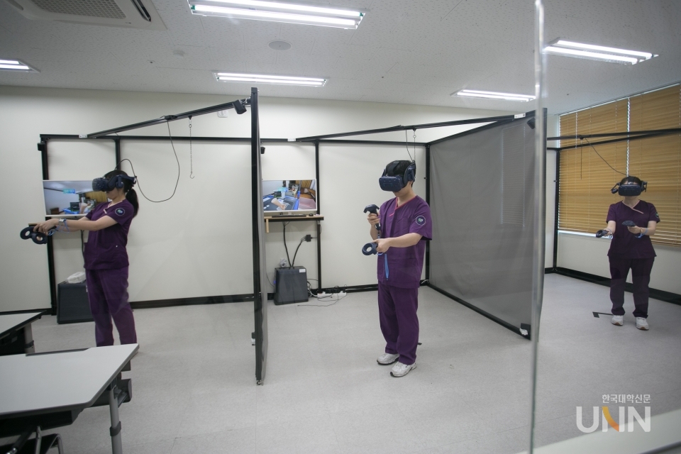 간호학과 VR(가상현실)을 이용한 핵심기본간호술 중 정맥주사 실습 모습