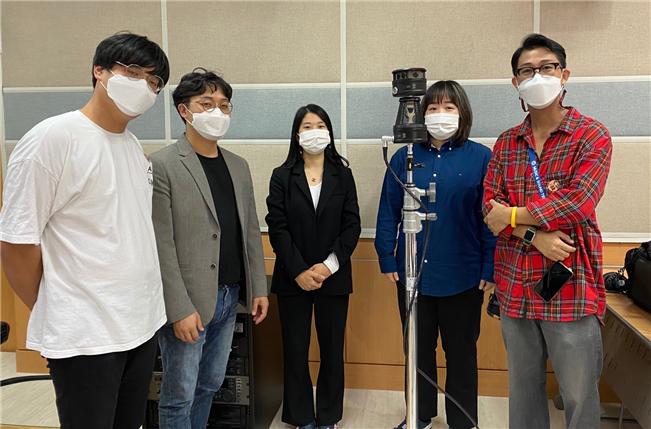 한국영상대 유문연 교수가 학생들이 모듈형 마이크로폰 앞에서 포즈를 취하고 있다.