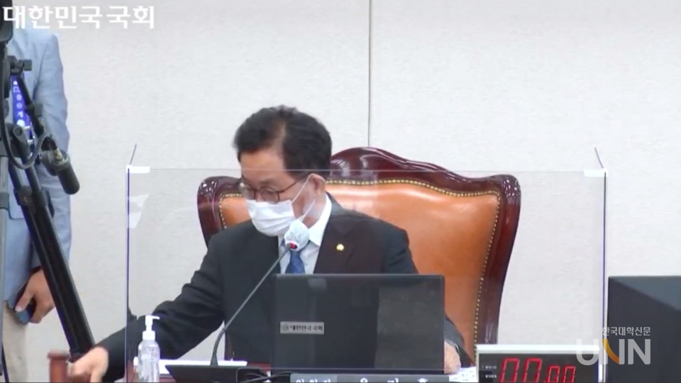 22일 열린 교육위 전체회의에서 유기홍 교육위원장이 개회를 선언하고 있다. (사진= 국회의사중계 시스템 )