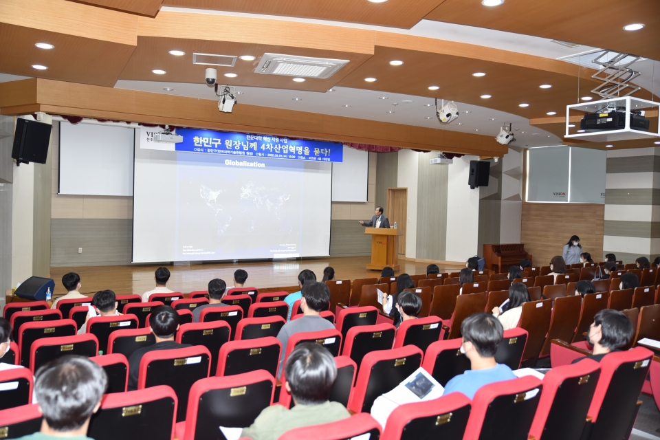 전주비전대가 23일 비전관 대강당에서 한민구 한국과학기술한림원 원장을 초청해 특강을 개최했다.