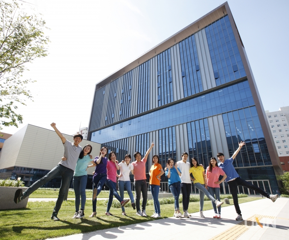 영남이공대는 4년 연속 국제화역량 인증대학으로서의 검증된 역량을 기반으로 교육, 산학협력 및 대학 특성화 등의 혁신을 통해 전문 직업교육을 선도하고 있다.