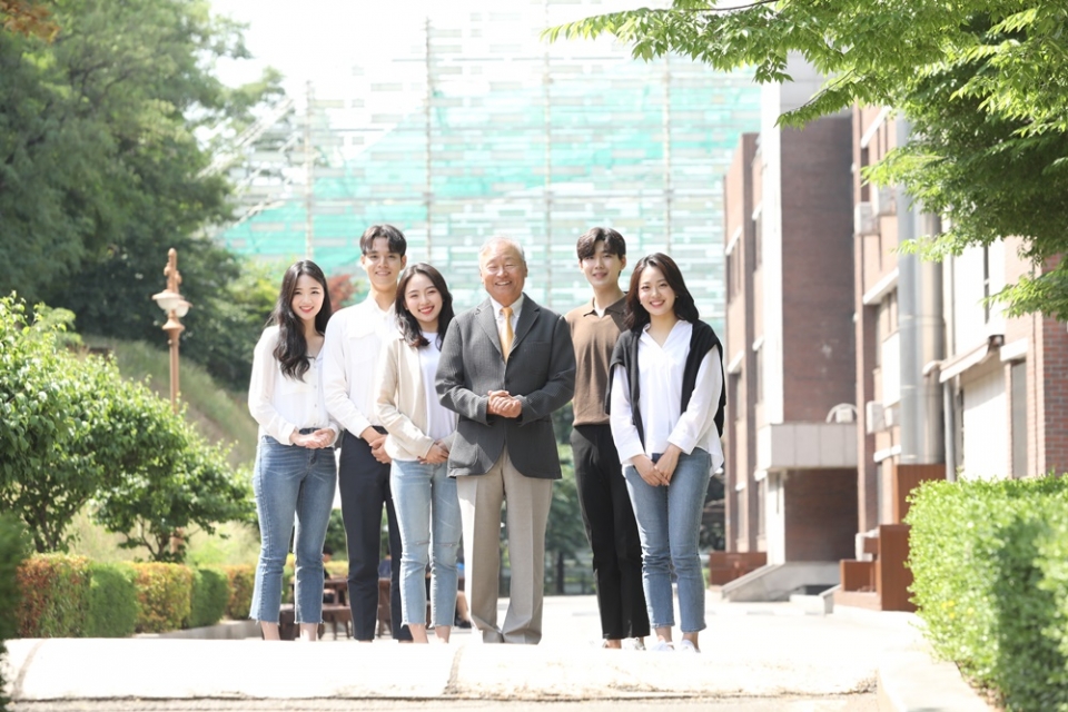 유광섭 동서울대 총장과 학생들