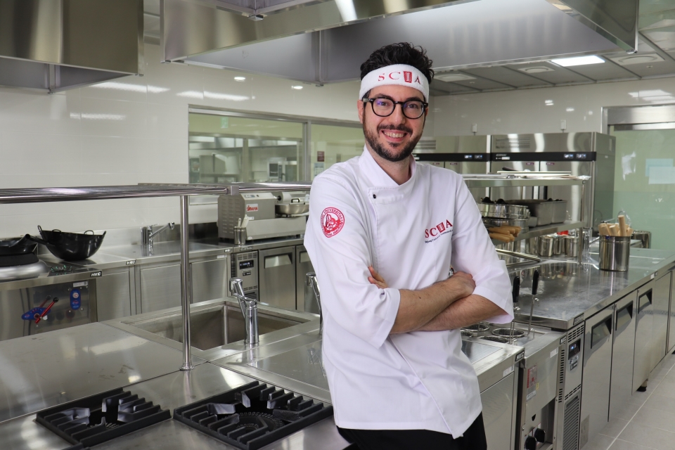 호텔관광외식경영학부가 이탈리아의 요리사인 파브리치오 셰프를 초빙교수로 임용했다.