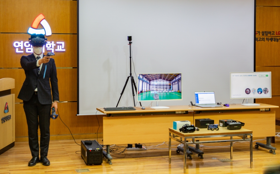 12일 연암대 VR(가상현실) 시연회에서 VR을 체험하고 있는 교직원