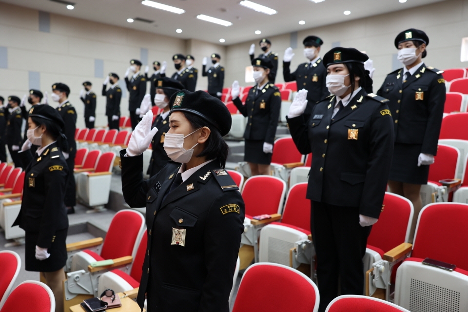 13일 상지대 군사학과가 신입생 제복 착복식을 진행했다.