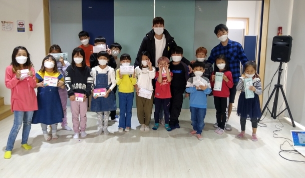 삼학재 프로그램에 참여한 ‘거침없는 녀석’ 팀이 홍성군 지역아동센터에 다문화, 한부모가정을 위해 마스크 1000매를 기부했다.