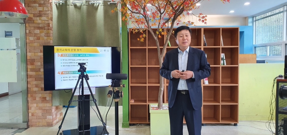 극동대가 15일 ‘극동혁신포럼’을 개최한 가운데 김 충북대 교수가 기조발제를 하고 있다.