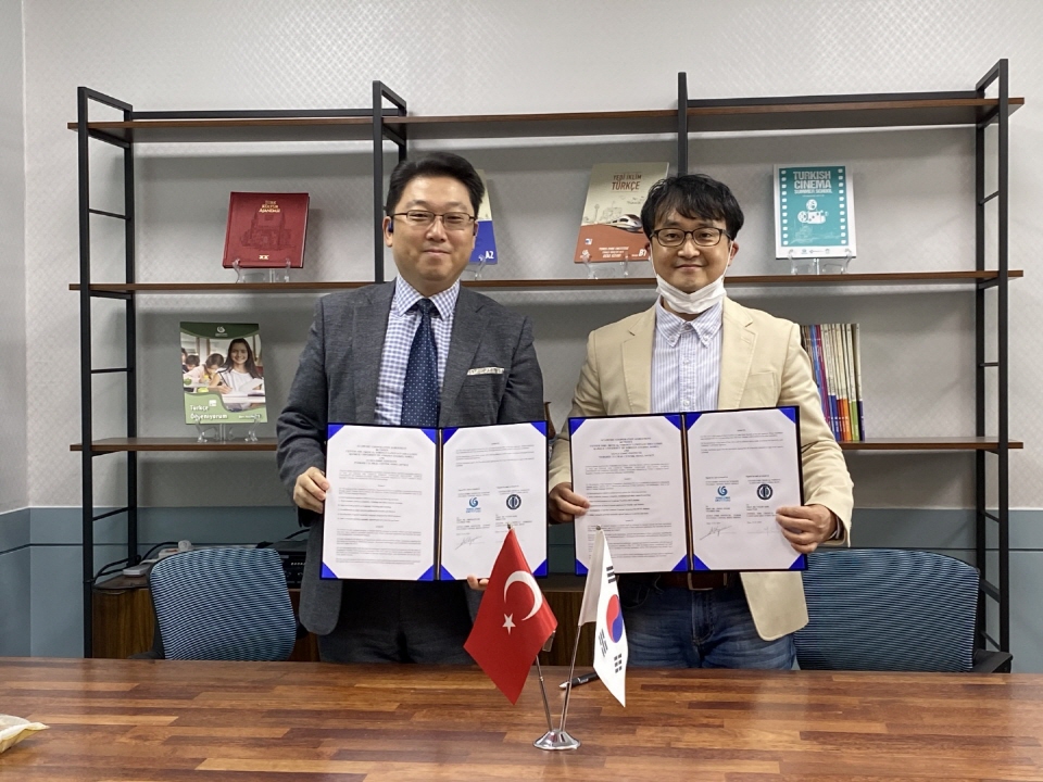지난 15일 한국외대 특수외국어교육진흥원이 유누스엠레 인스티튜트 터키문화원과 업무 협약을 체결했다.