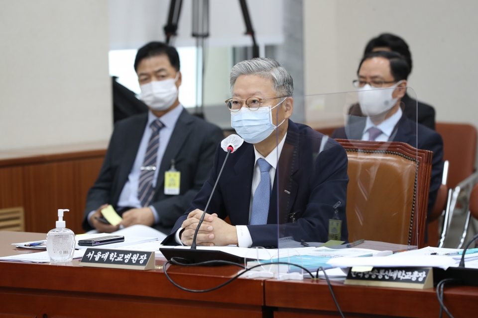 김연수 서울대병원장이 22일 국정감사에서 의원들의 질의에 답변하고 있다. (사진= 국회사무처 제공)