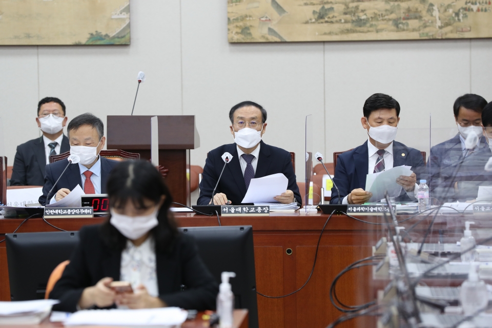 양운근 인천대 총장직무대행(사진 맨 왼쪽)이 22일 열린 국정감사에서 다음 질의를 기다리고 있다. (사진= 국회사무처)