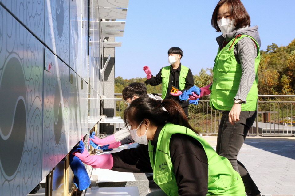 지난 23일 중원대 사회봉사단이 국립괴산호국원에서 봉사활동을 진행했다.