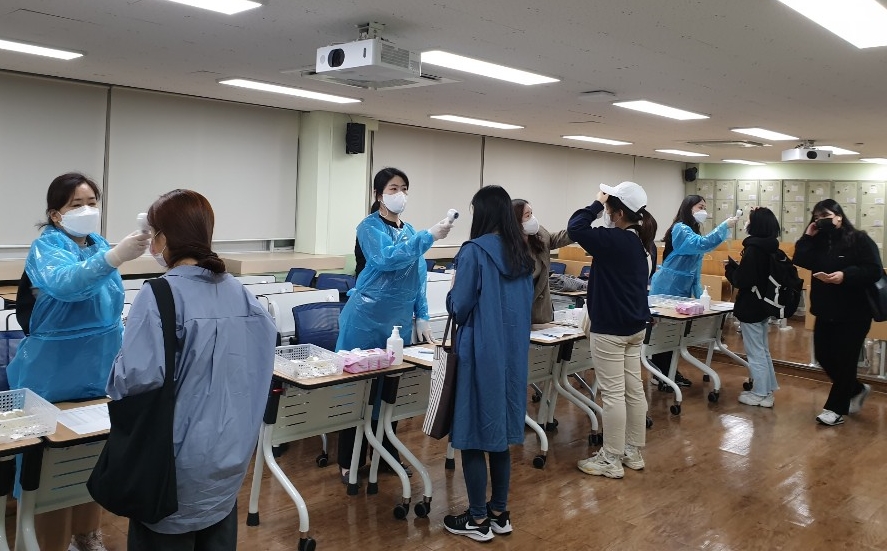 서울여자간호대가 12일부터 16일까지 2학기 중간고사를 대면 시험으로 진행했다. 대면 시험에 앞서 철저한 방역 조치를 취했다.