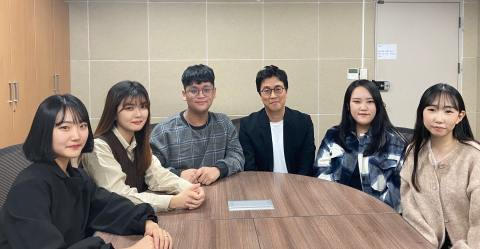 왼쪽부터 최현지·박소영·김균엽씨, 강상우 교수, 이소라·유은석씨.