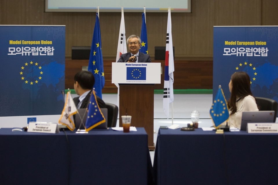 지난해 한국외대 오바마홀에서 열린 2019 모의 유럽연합에서 김시홍 한국외대 장모네 EU센터장 교수가 인사말을 하고 있다.