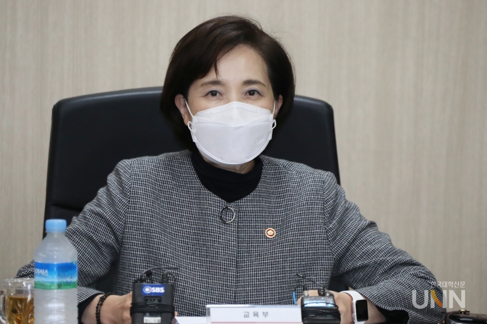 유은혜 부총리 겸 교육부 장관이 28일 한국대학교육협의회, 한국전문대학교육협의회 회장단과 간담회를 가졌다. 유 부총리는 대학별고사에서 수험생 안전과 공정성에 최선을 다해줄 것을 일반대와 전문대에 촉구하는 동시에 교육부에서도 이에 필요한 최대 지원을 아끼지 않겠다고 밝혔다. (사진=교육부)