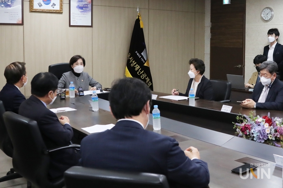 이날 자리에는 김인철 대교협 회장(한국외대 총장)과 남성희 전문대교협 회장(대구보건대 총장)을 포함해 장제국 한국사립대학총장협의회 회장(동서대 총장), 정병석 전국국공립대총장협의회 회장(전남대 총장), 곽병선 지역중심국공립대총장협의회 회장(군산대 총장), 윤여송 서울지역전문대학총장협의회 회장(인덕대 총장), 우완기 경기지역전문대학총장협의회 회장(장안대 총장), 이남식 인천‧경기북부지역전문대학총장협의회 회장(서울예대 총장) 등이 자리했다. (사진=교육부)