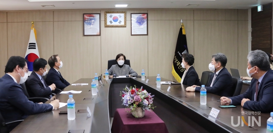 유은혜 부총리가 대교협, 전문대교협 회장단에게 발언하고 있다. (사진=교육부)