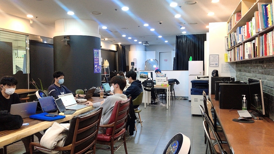7호선 숭실대역사 안에 마련된 서울시창업카페 공간을 학생들이 이용하고 있다. (사진=허정윤 기자)