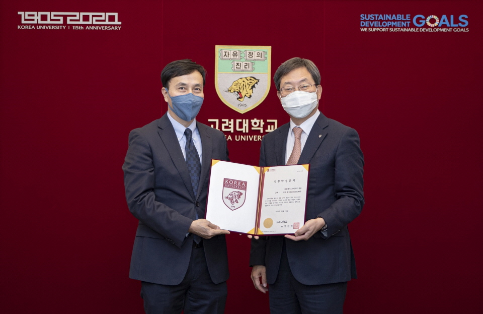 박철민 피엘케이스트레티지(주)대표(왼쪽)와 정진택 고려대 총장