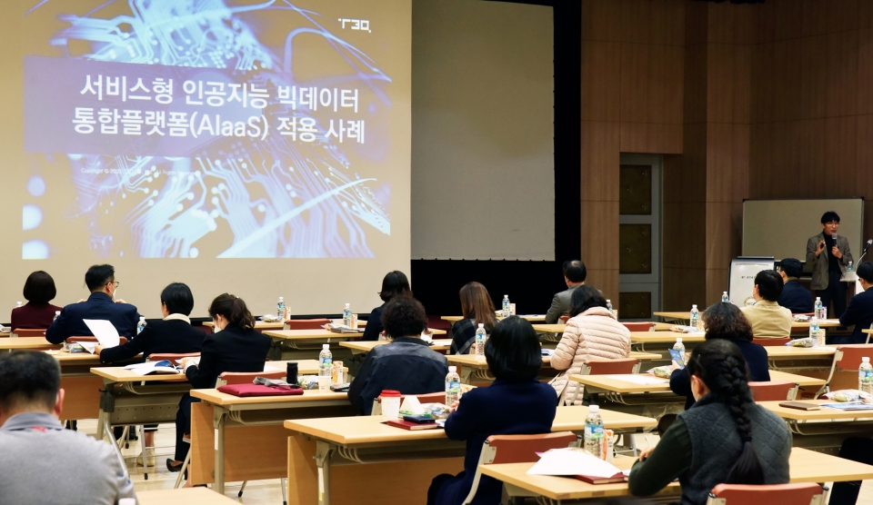 인천재능대가 11일 교내 이벤트홀에서 교수들을 대상으로 AI 역량 강화를 위한 워크숍을 개최했다. (사진=인천재능대 제공)