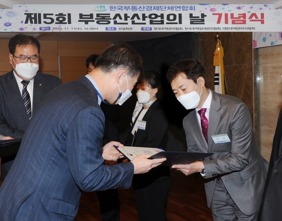 박필(오른쪽) 교수가 국토교통부 장관상을 받았다. (사진=동서울대 제공)