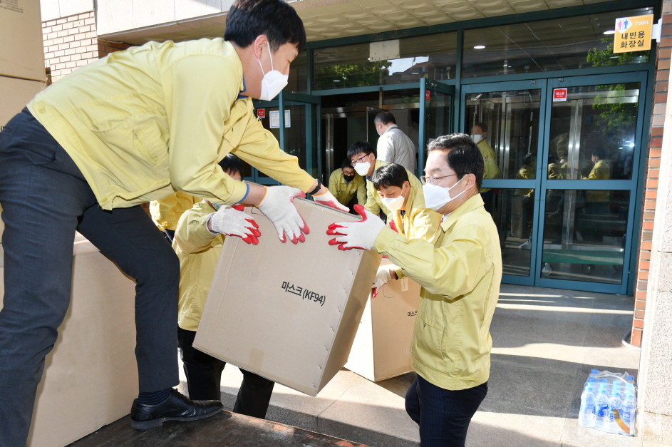 임종식 경북교육감과 직원들이 4월 23일 비축중인 보건용 마스크를 지역 교육지원청에 전달하고자 차에 싣고 있다. (사진=경북교육청 제공)