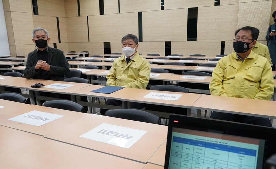 박백범 교육부차관이 입시학원을 방문해 방역수치 준수를 특별점검했다. (사진 = 교육부)