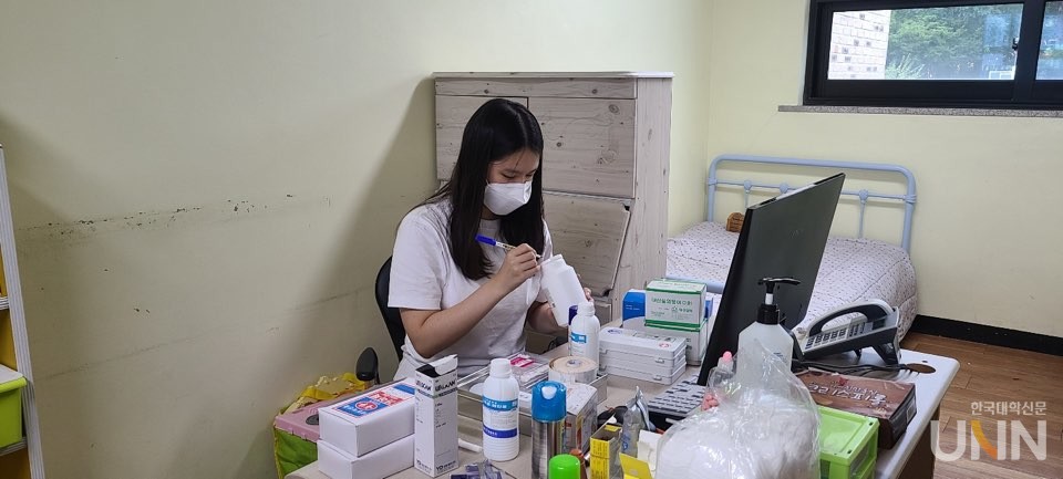 극동대 간호학과 학생들의 재한 몽골학교 봉사활동 모습 (사진=극동대 제공)