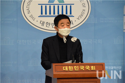 강득구 더불어민주당 의원이 14일 국회에서 '수능 타종' 관련 기자회견을 열었다. (사진= 강득구 의원실 제공)
