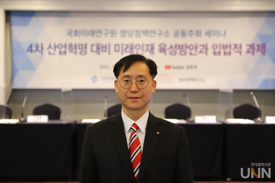 김대종 세종대 교수가 '초등학생부터 대학생까지 필수로 코딩을 가르치자'라는 주제로 발표했다. (사진=세종대 제공)