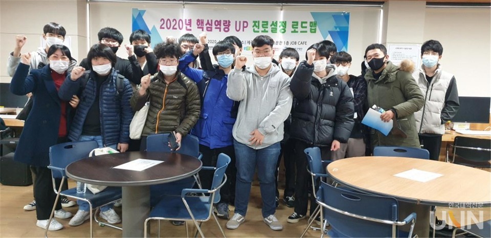 제주관광대는 산업 맞춤형 UP 취업 역량강화를 위해 학생들에게 개인의 비전 발견과 목표 강화 및 학습 동기부여의 맞춤형 프로그램을 지원한다. 진로계획수립과 나만의 Career 로드맵 작성으로 취업 마인드 함양의 기회를 마련했다. 80명의 학생이 참여했으며, 직업이해와 학생들의 진로설정에 대한 맞춤형 직업교육과 개인별 코칭을 통한 취업지원 방안을 마련했다. 향후 진로취업 프로그램 확대 운영을 통한 산업수요 맞춤형 인재양성을 위해 적극 지원해 나갈 방침이다. (사진제공=제주관광대)