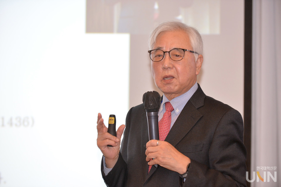 ‘제2회 대학혁신지원사업 Webinar 컨퍼런스’에서 문용린 인간개발연구원 회장이 ‘창의성 어떻게 키울 것인가’를 주제로 발제에 나섰다. (사진 = 한명섭 기자)