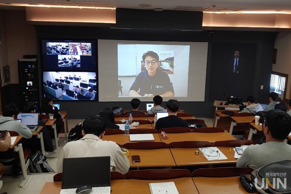 한양대 서울캠퍼스 학생들이 HY-LIVE 방식으로 진행하는 'AI+X 딥러닝' 수업 중 SK텔레콤 인공지능 전문가 박경랑 박사의 강의를 듣고 있다.