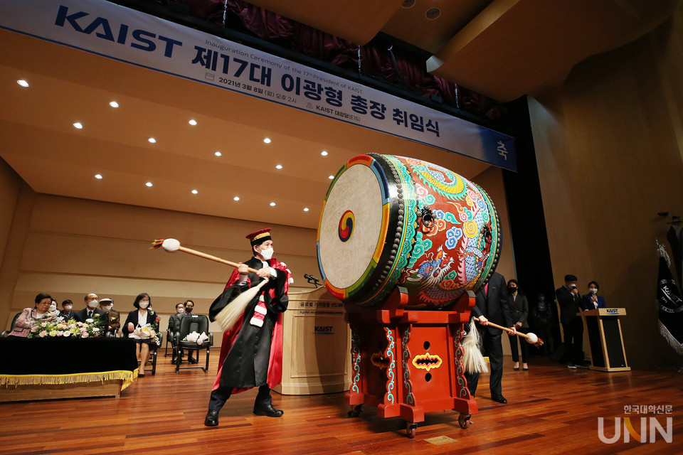 이광형 KAIST 신임 총장이 '전지의 타고'를 울리고 있다. (사진 =  KAIST)