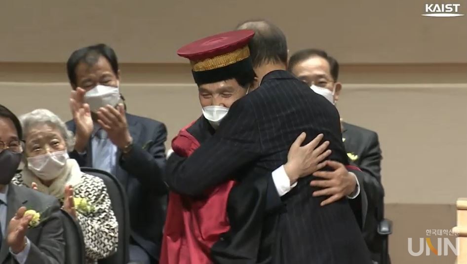 정문술 전 미래산업 회장과 포옹을 나누고 있는 이광형 총장 (사진 = KAIST 유튜브)