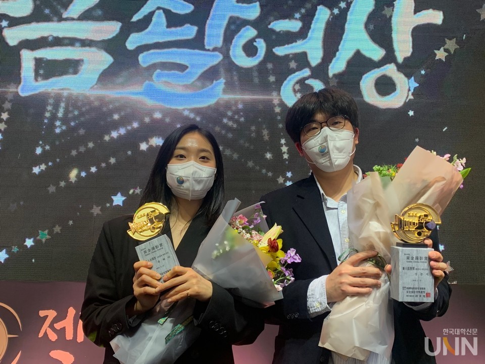 제40회 황금촬영상 영화시상식에서 수상받은 후 기념사진을 촬영하고 있다. (사진=한국영상대 제공)