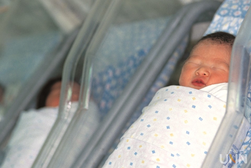 ​세계 198개국 가운데, 우리나라는 출산율 꼴찌를 기록했다.(한국대학신문DB)
