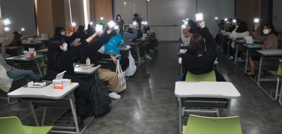 신성대 간호학부 학생들이 태양광 랜턴을 만든 후 완성품을 테스트하고 있다. (사진=신성대 제공)