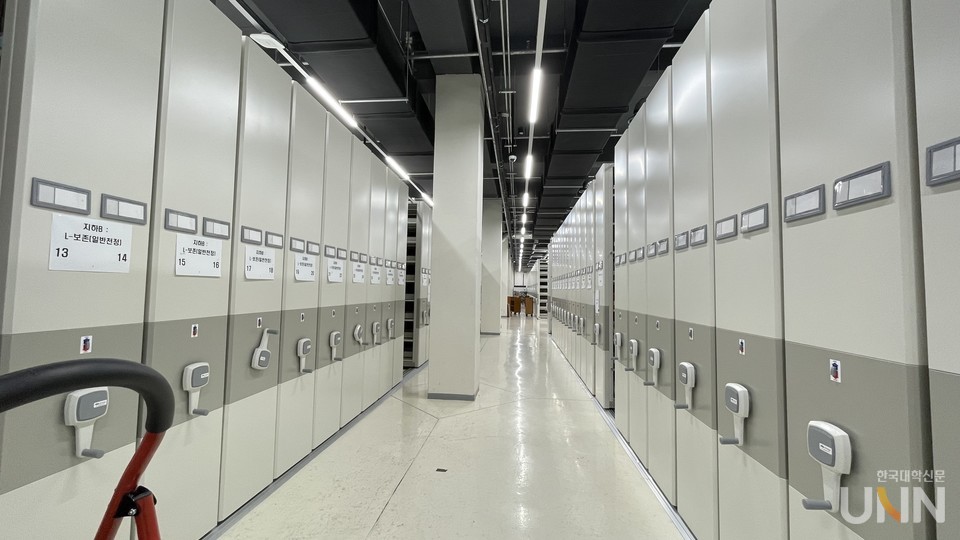 한국외국어대학교 서울캠퍼스 도서관 지하 1층 수장고는 도서 보존을 위한 습도와 온도조절 시스템이 갖춰져 있고 대여 수는 적지만 학문적으로 필요한 책들을 보관하고 있다. (사진 = 허정윤 기자)