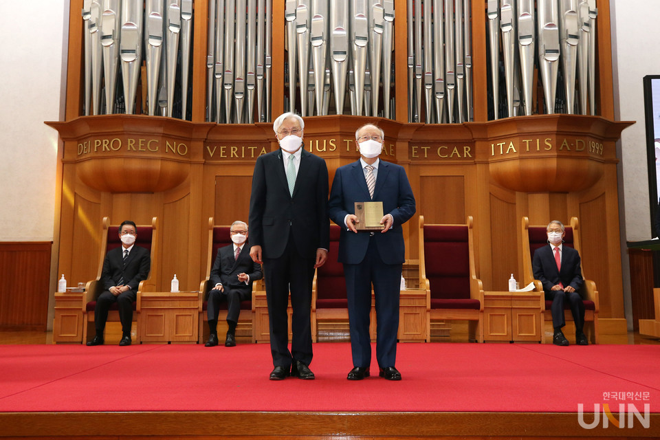 계명대 아담스채플에서 학교법인 계명대학교 제31대 이사장에 김남석 박사 취임식을 가졌다.(좌측 김남석 이사장, 우측 정순모 전이사장) (사진=계명대 제공)