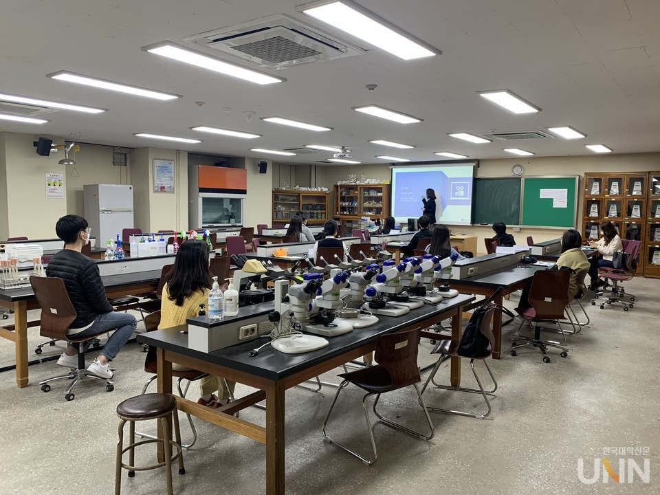 광주교육청과 조선대가 운영하는 공동교육과정 중 하나인 생명과학 실험 수업이 진행되고 있다. (사진=광주교육청 제공)