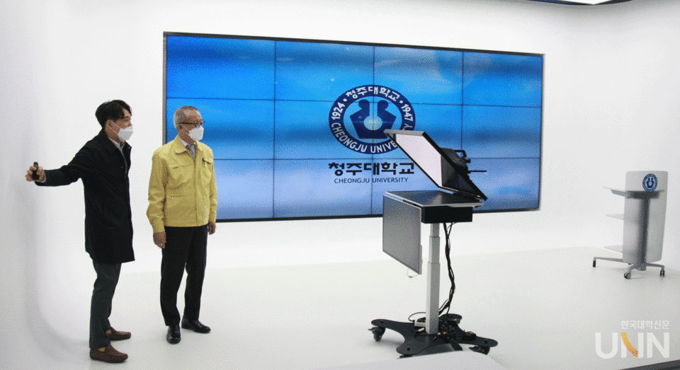 청주대가 원격수업 인프라를 보강하며, 수업의 질을 높이는데 적극 나서는 등 코로나19 이후 달라진 교육환경에 대응하고 있는 가운데, 29일 오후 ‘하이브리드 스튜디오’ 구축 시연회를 개최했다. (사진=청주대 제공)