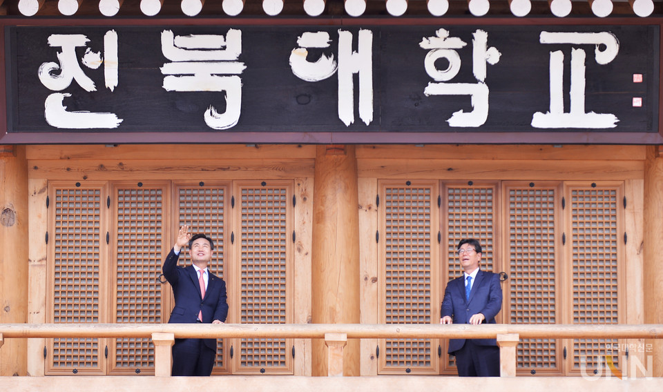 김동원 총장(좌)과 최용섭 본지 발행인이 전북대 한옥 정문 2층에 올라 환담하고 있다.
