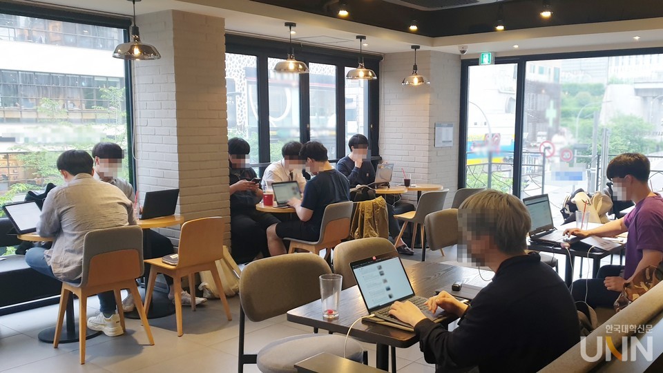 대학가 인근 카페에서 20대 대학생으로 보이는 이들이 공부를 하고 있는 모습. (사진=허지은 기자)