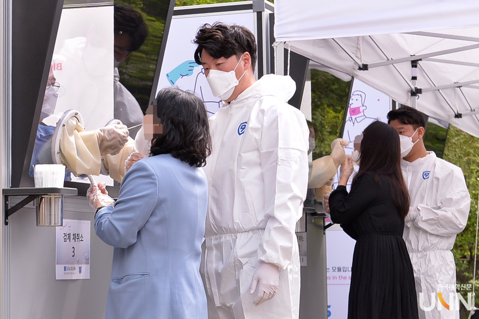 지난달 23일 서울대에서 코로나19 신속 PCR 검사가 이뤄지고 있는 모습. (사진=한국대학신문 DB)