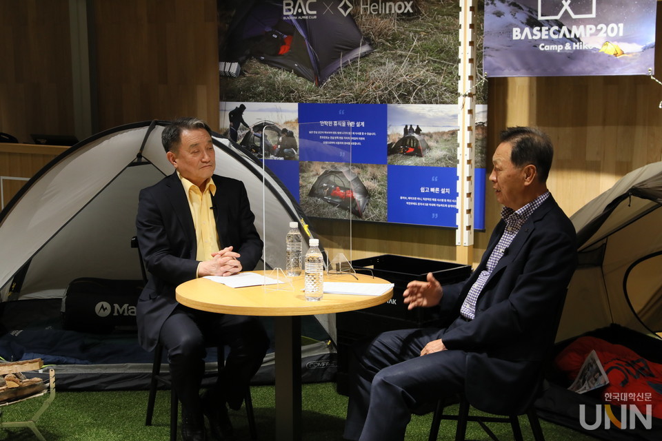 대담을 나누고 있는 조동성 이사장과 강태선 회장 (사진=BYN블랙야크)