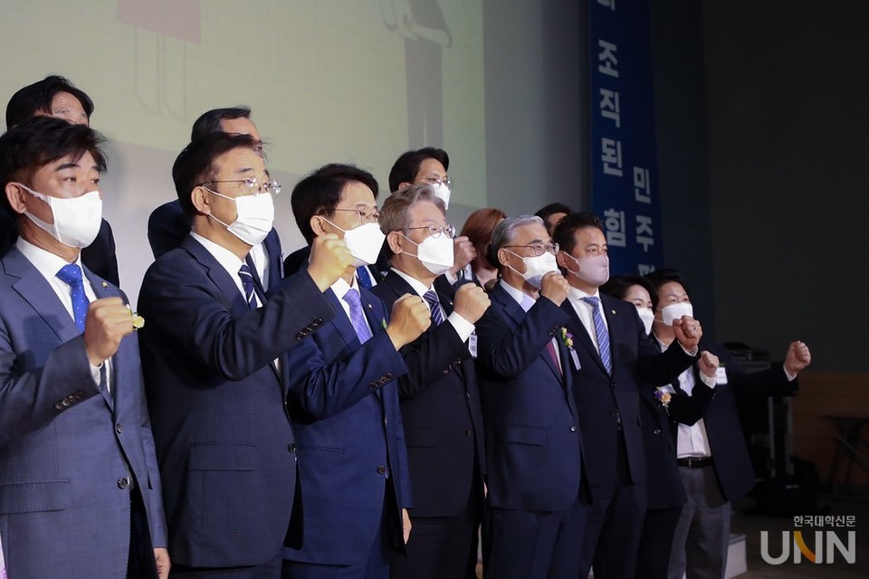 유력한 여권 대권주자로 꼽히는 이재명 경기도지사의 전국 대규모 지지모임인 민주평화광장이 12일 오전 서울 마포구 서울미디어대학원대학교에서 출범식을 가졌다. 민주평화광장 공동대표는 조정식 의원과 이종석 전 통일부 장관이 맡는다. 출범식에 참석한 발기인들이 이재명 지사와 함께 파이팅을 외치고 있다. (사진=경기도)