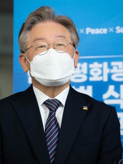 이재명 경기도지사가 민주평화광장 출범식에서 취재진 질문에 답하고 있다. (사진=경기도)